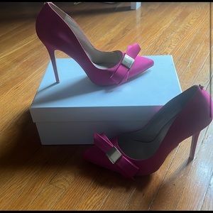Karen millen super cute NWOT got pink heels with box
